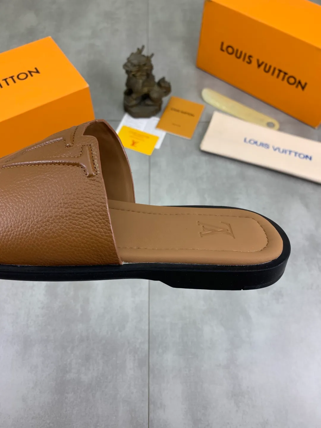 Men's shoes 💰P340 💰【New style】🆘 High quality 【LOUIS VUITTON】The popular Louis Vuitton LV men's slippers on the official website are on sale simultaneously! Original pebbled calfskin fabric imported from Italy. Original factory special supply. Size: 38-46. 4️⃣ colors available.